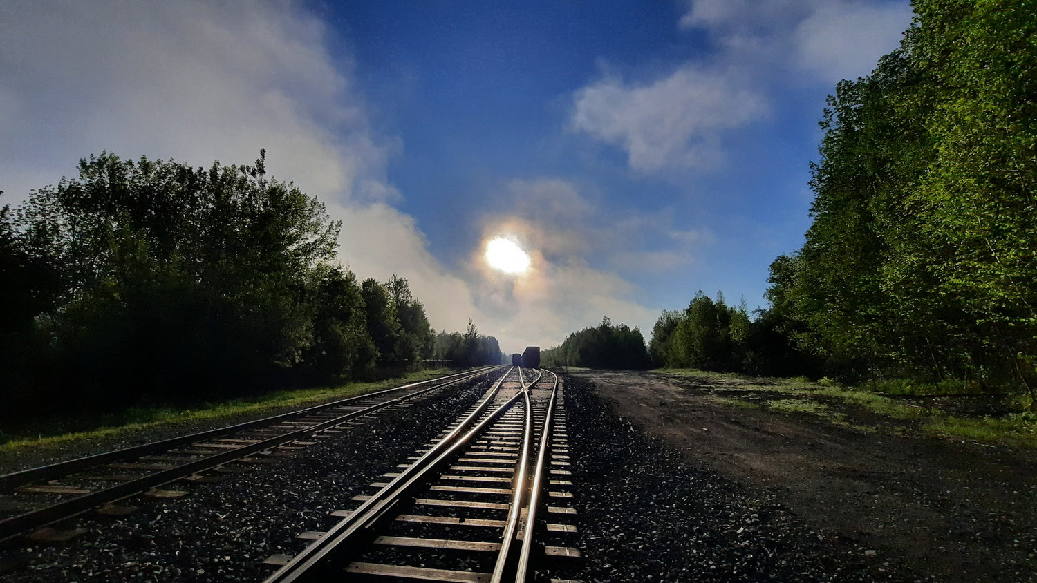 Le Soleil Et Les Nuages Avec Du Bleu Le 24 Mai 2021 (Vue Rr1)