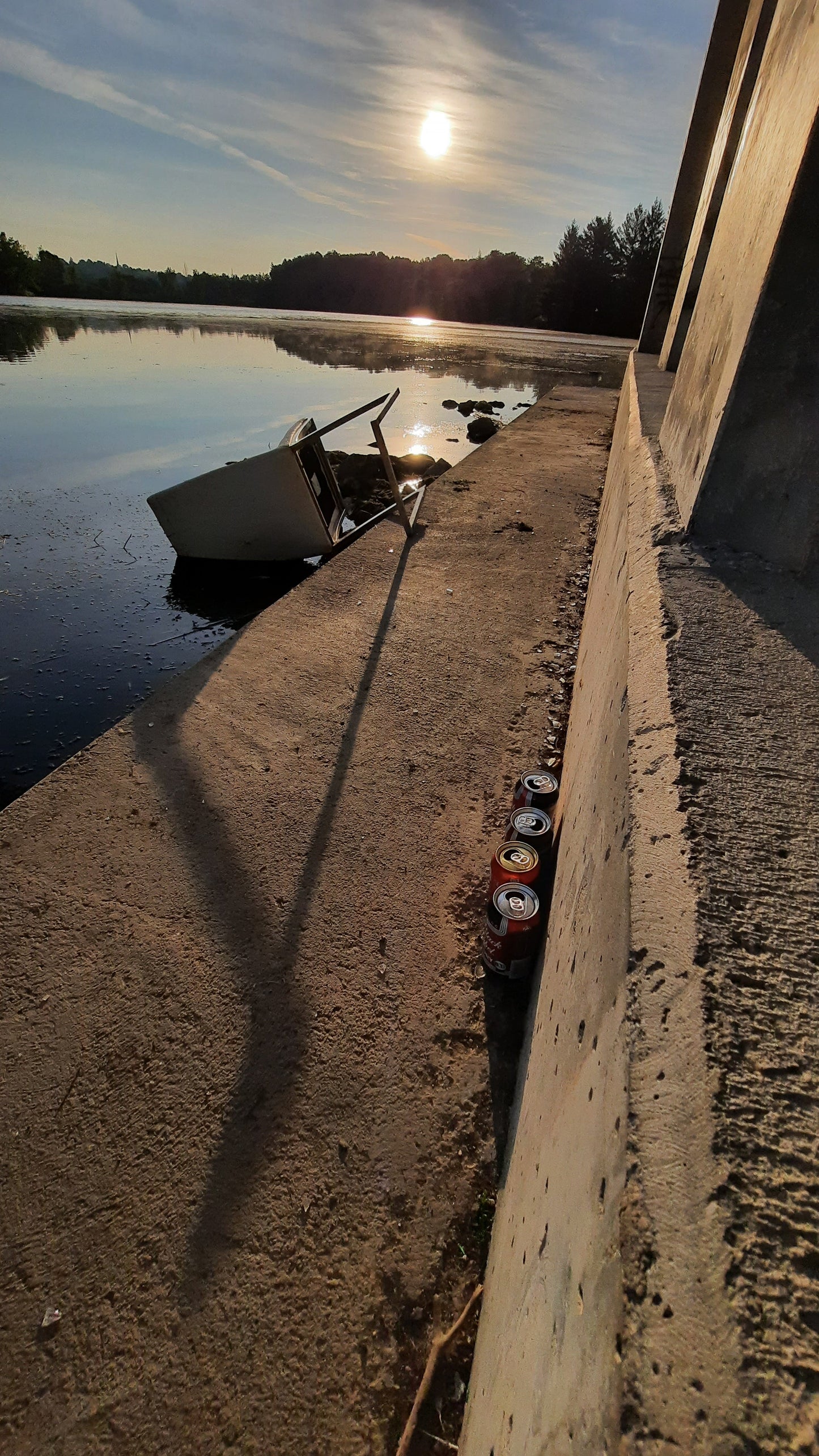 Trouve Le Soleil La Chaise Et Les Déchets 11 Juillet 2021 (Vue Spne) Rivière Magog Cliquez Pour