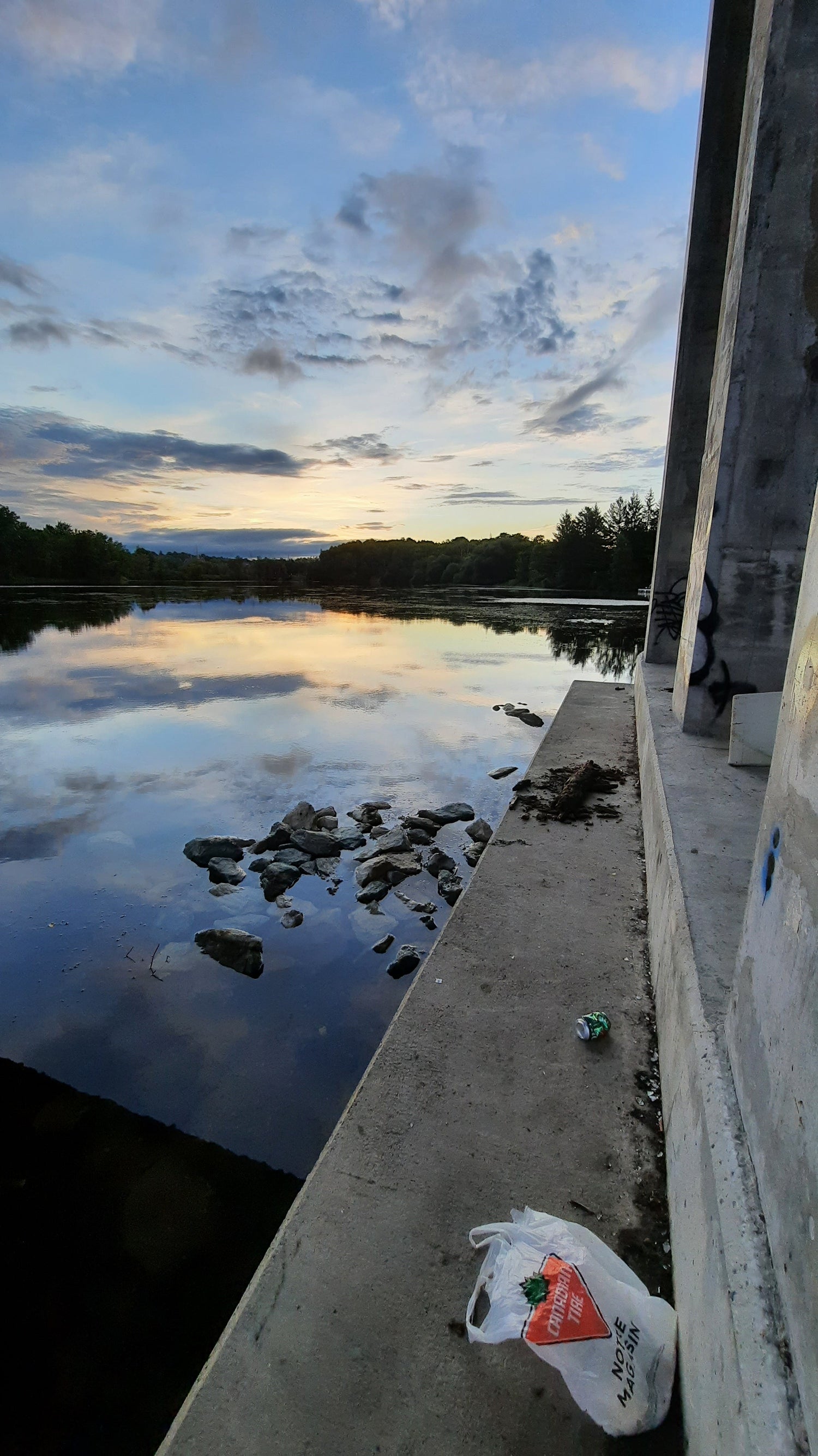 Trouve Les Déchets De Sherbrooke 14 Juillet 2021 (Vue Spne) Rivière Magog Et Pont Jacques Cartier