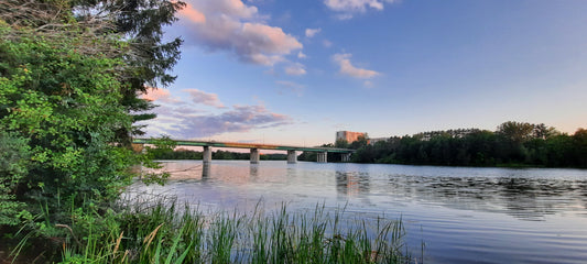 Rivière Magog Et Pont Jacques Cartier De Sherbrooke 3 Août 2021 5H45 (Vue P1) Nuages Blancs Ciel