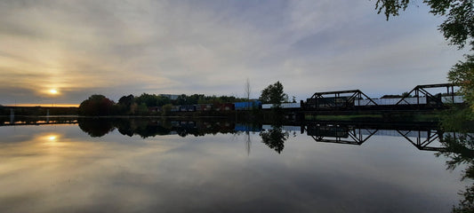 Trouve Le Train Du 25 Septembre 2021 18H01 (Vue 1) Rivière Magog À Sherbrooke. Pont Noir