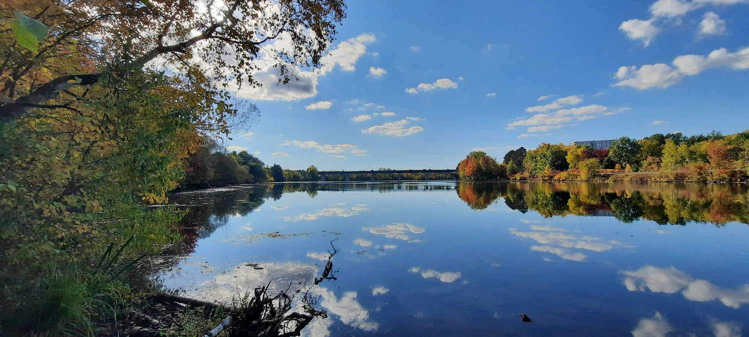 Ciel Bleu Et Nuages Blancs Du 7 Octobre 2021 15H09 (Vue 0)  Rivière Magog À Sherbrooke. Pont