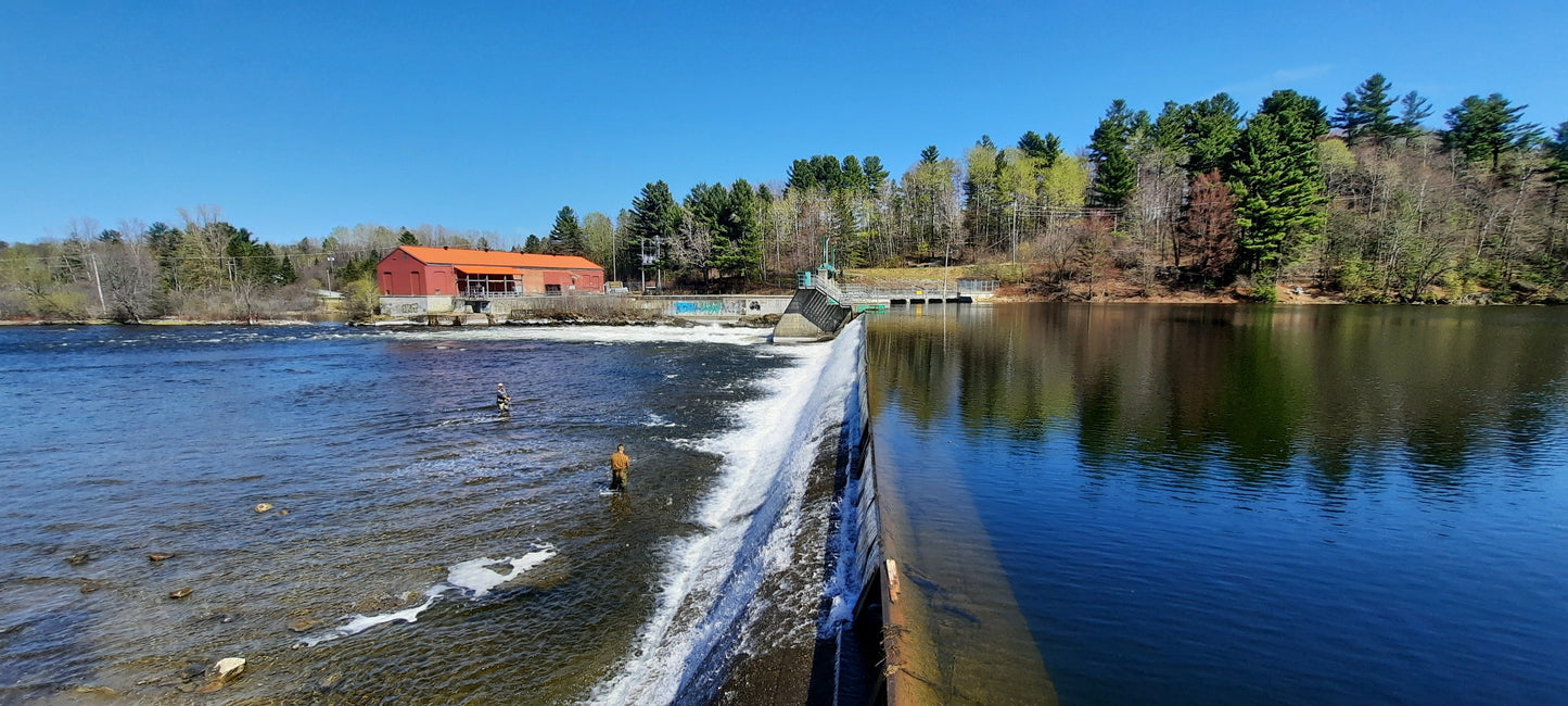 Trouve Les Pêcheurs Dans La Rivière Magog De Sherbrooke (Vue Bb100)