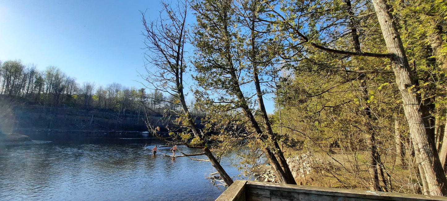 Trouve Les 2 Baigneurs Dans La Rivière Magog Le 9 Mai 2022. (Vue Patio)