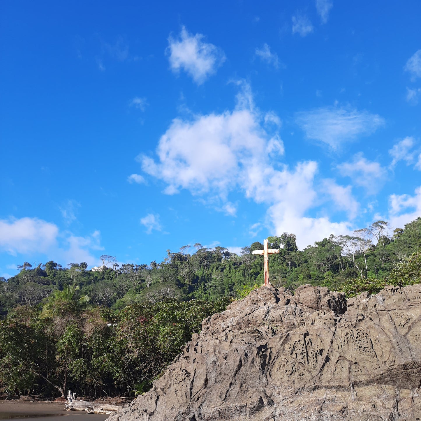 Découvrez Dominical (Fleuve Mer Montagnes Et Cascades)