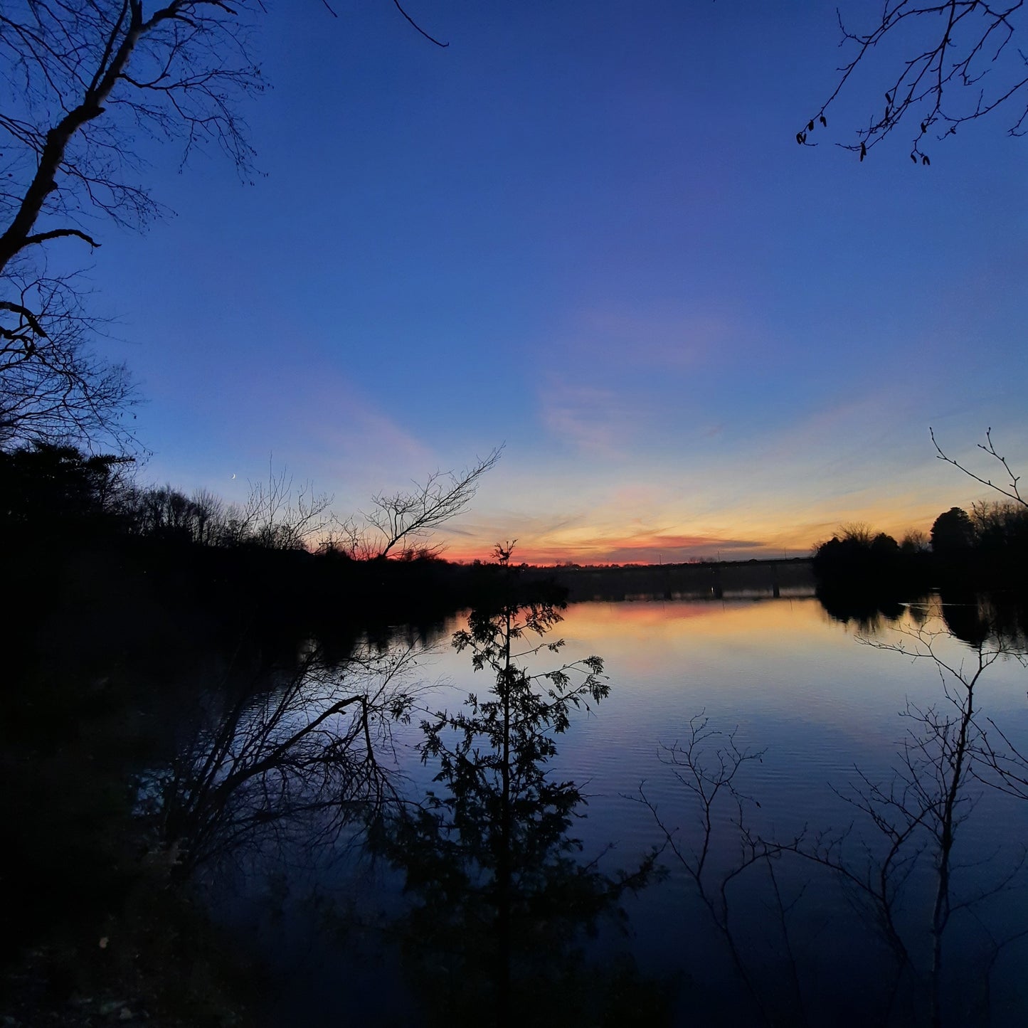 2023-11-16 16:33 (Vue 2.3) Trouve La Lune Lors Du Crépuscule