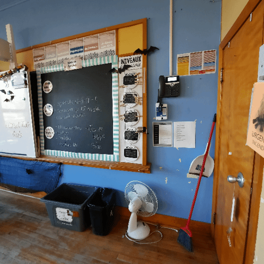 Encuentra las carteras rojas en la clase de Camille.